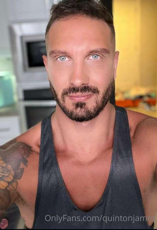 Look into these baby blues! 😏😜