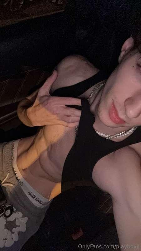 waiting for my food :) text me😘