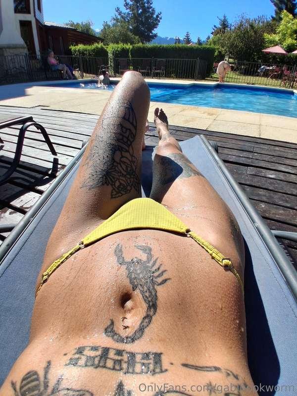 Working on those tan lines 😋😋