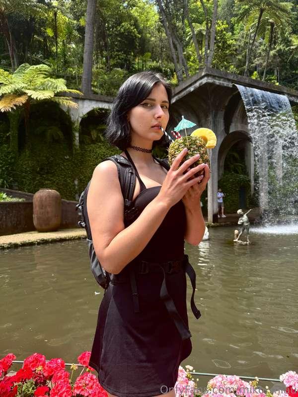 Buy Mommy a drink 🍸 🍍Miko 🦚