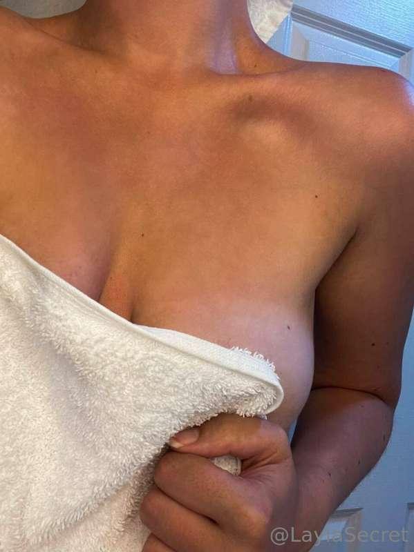 Slipping towel 🤦🏻‍♀️ come on! 🙈 Get it together towel! 😘
