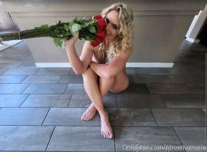 I’m a hopeless romantic 🍷🌹 with a dirty mind 😈