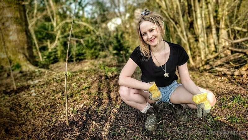 SUNNY SPRING is here and @lucymuse is out and about in her f..