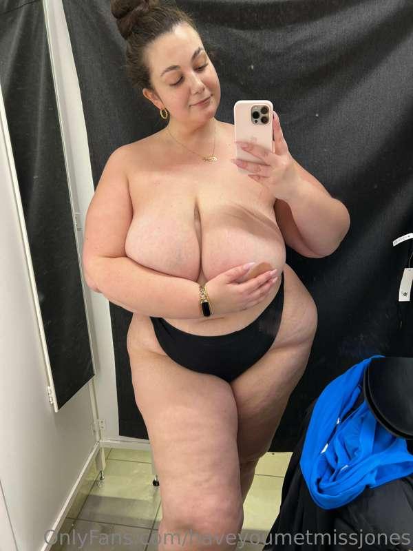 This fitting room had me feeling a little exposed 😛 trying t..