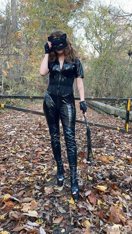 happy halloween 😈🖤🩶 let me whip you