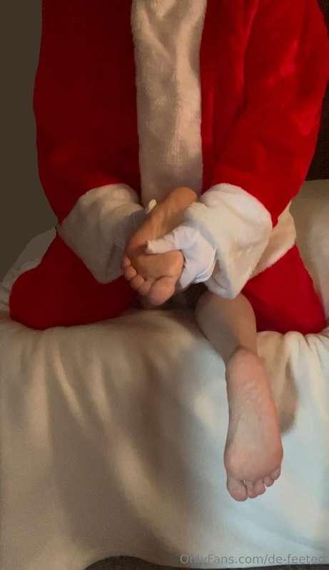 If you love a good tickle vid, you should pay the 3$ for the..