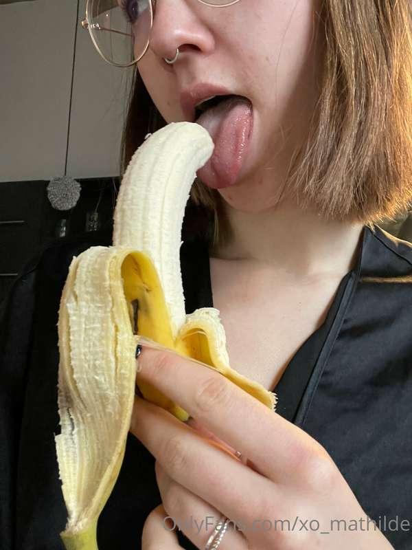 Time for a little snack…. 😋🍌🍌🍌 hihihihi