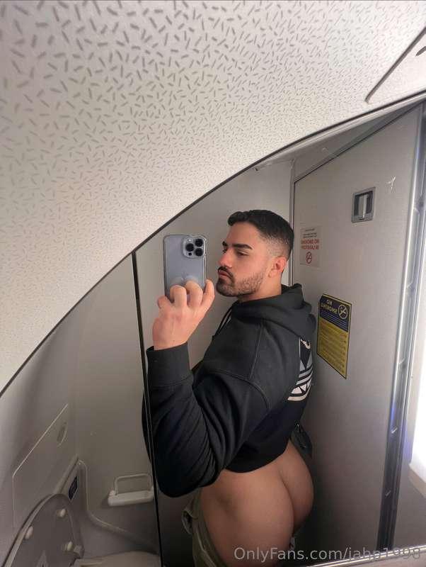 Im looking a big dick in the plane ✈️