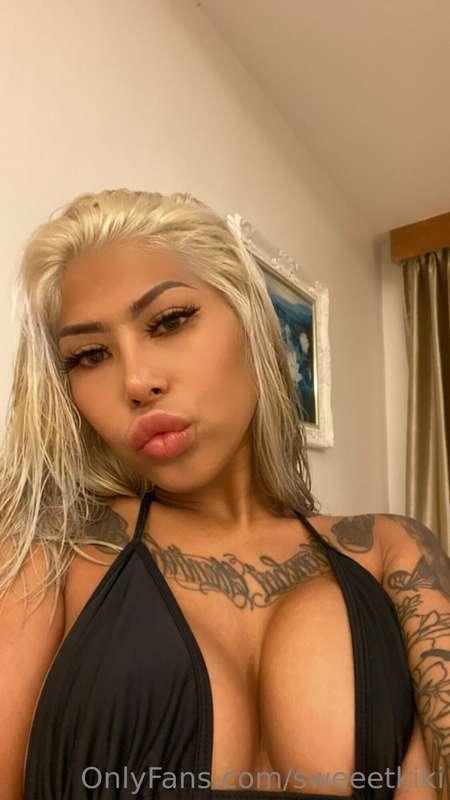 Let me squeeze your balls while i'm sucking the head 🥵🥵💦