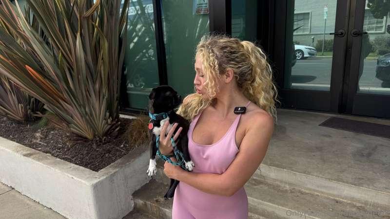 I sell nudes to give my dog a better life 🐾❤️