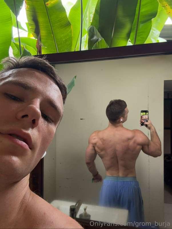 Nice back, right?😏More content and my sex tapes are on my VI..