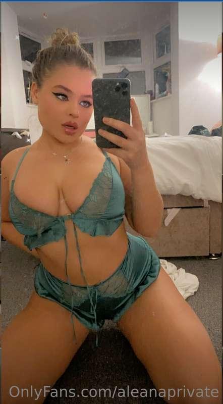 i’m a horny slut right now 😈👅💦