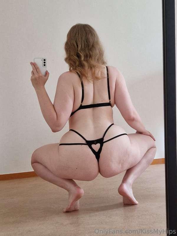 If you've never seen the frogbutt pose before.. well, now yo..