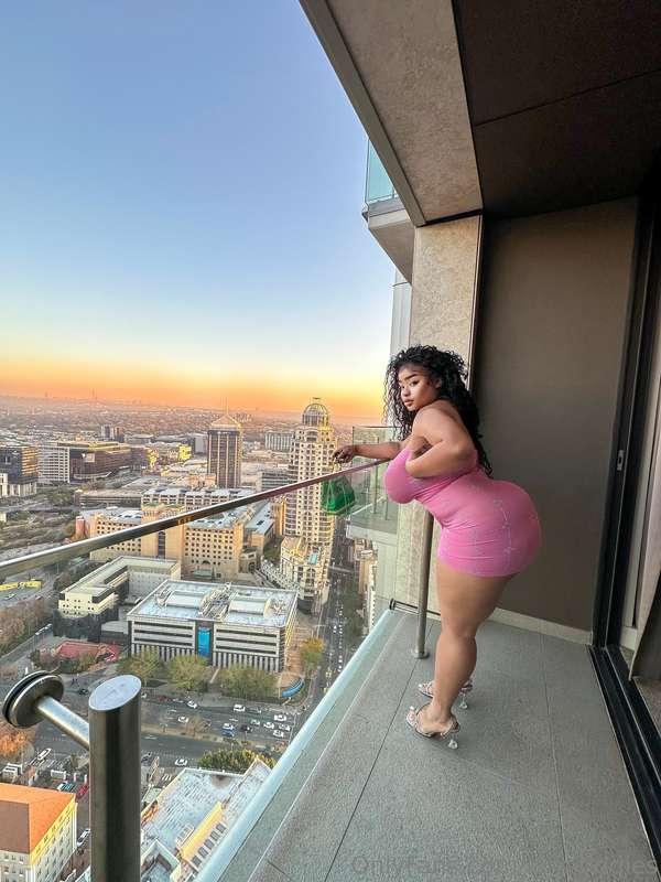 My big tits aren’t the only thing that’s juicy and meaty… 😉 ..