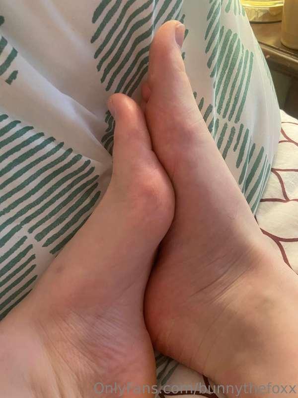 Mm I kind of feeling like giving someone a foot job this wee..