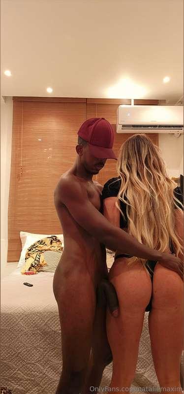 Look at this black man with his 24 cm cock. He fucks me hard..