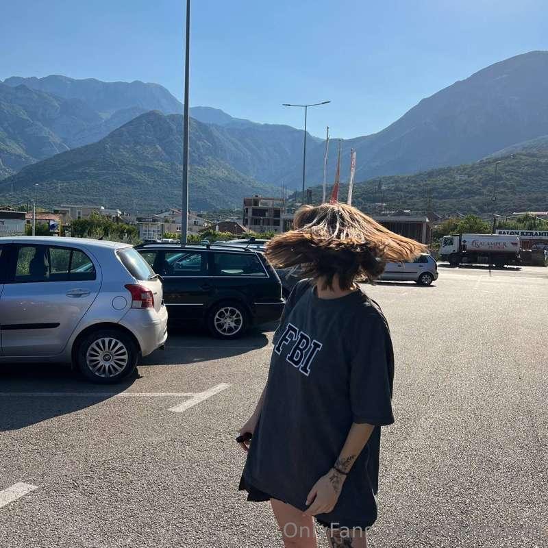 Caught an aesthetic moment on a walk 🌸 Let's play: describe ..