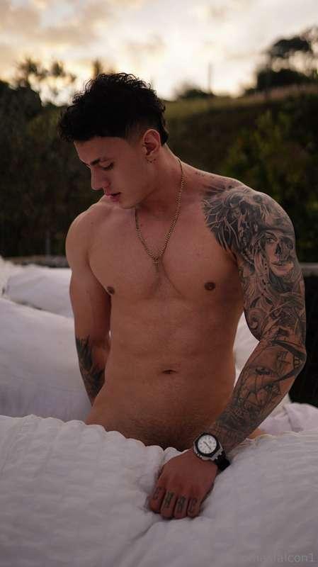 I am ready to be your gift of love and friendship 😈🤫🎁❤️