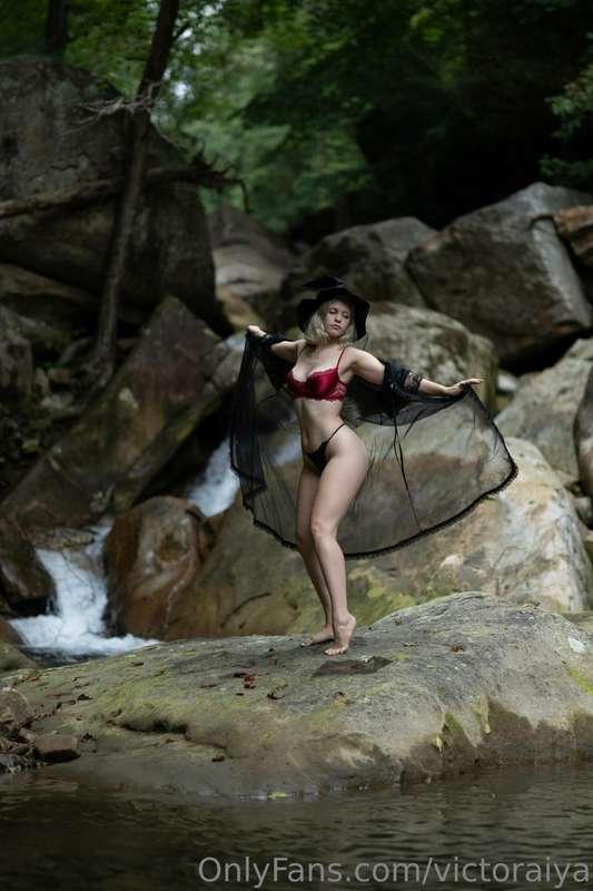 Raven hair and ruby lips Sparks fly from her fingertips Echo..