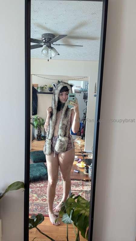 Meow meow meowww (paws at u)