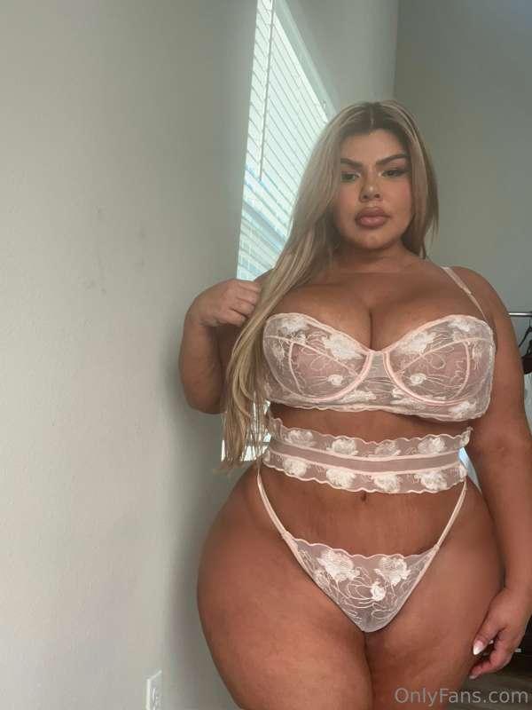 How are my curves looking today? 😘