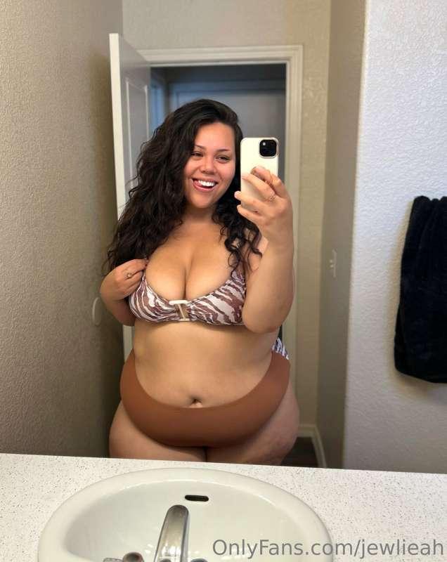 wanna’ go for a dip with me?🥥🥥