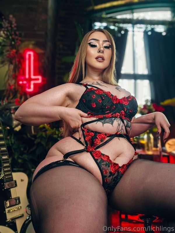 Hey everyone! 🥰 I hope your week is going amazing! 🖤 Thank y..