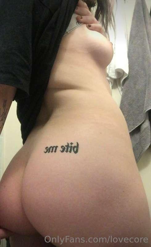 old pic (before i got my tramp stamp) i look so hot if i cou..