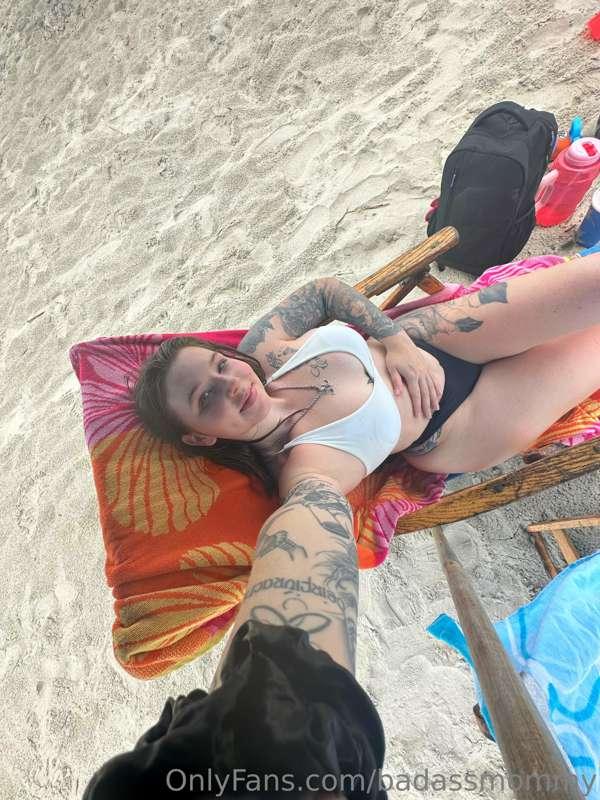 Come to the beach with me behind the scenes style 😝 

Extra ..