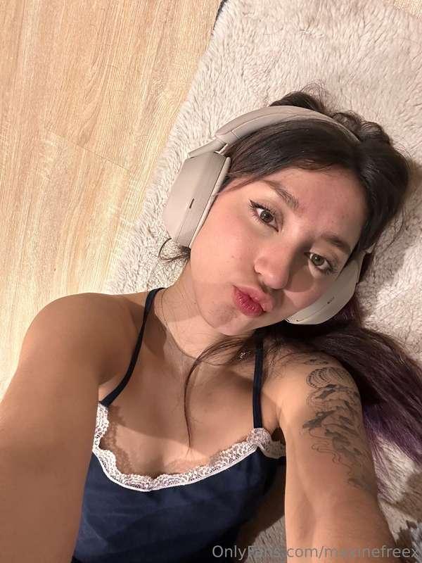 can you give me a kiss? 😘 DM me: https://onlyfans.com/maxine..